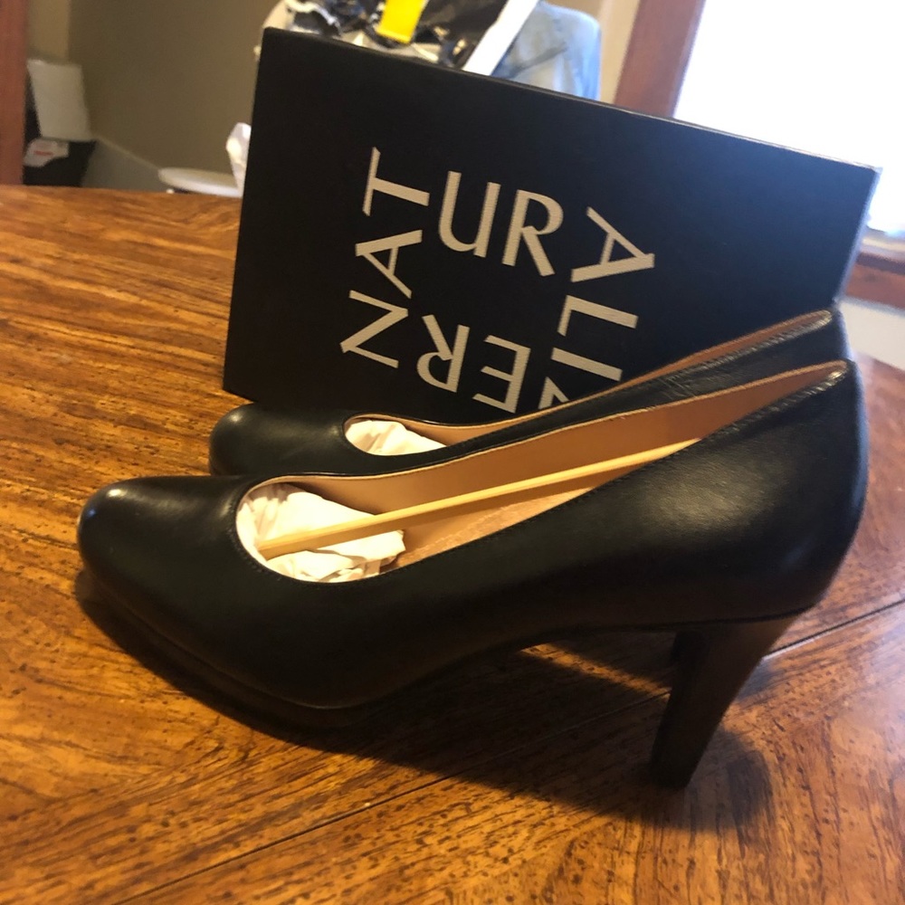BRAND NEW Black 8W Naturalizer pumps